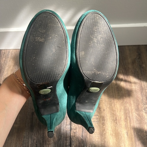 Me Too teal turquoise suede pumps heels - Picture 6 of 8
